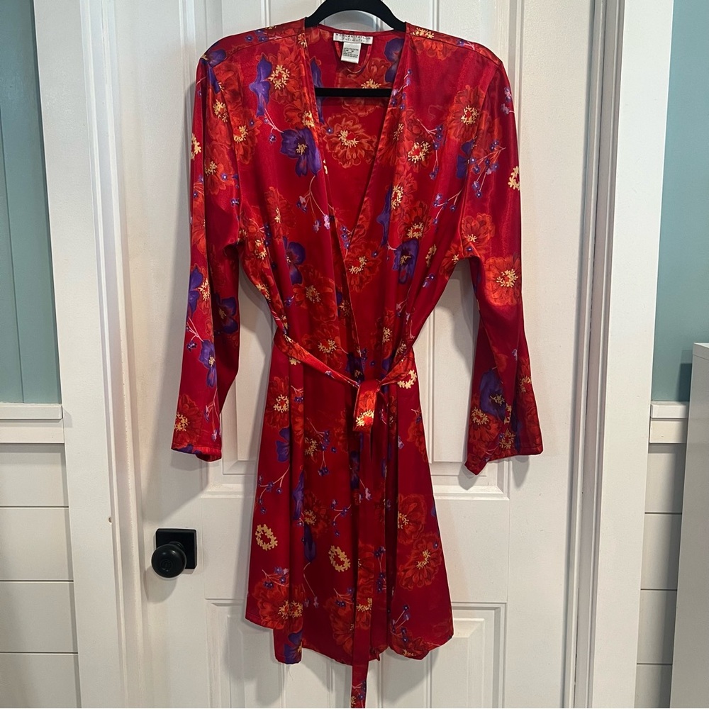 Morgan Taylor Intimates Red‎ Women's Robe Purple Floral Details. Size Medium.